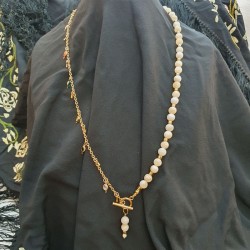 Un collier, deux côtés et un fermoir / pendentif