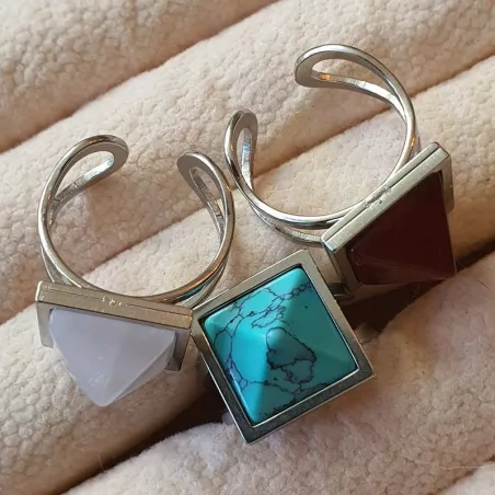 la bague réglable pyramide est en acier inoxydable argenté avec pierre naturelle