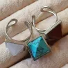 la bague réglable pyramide est en acier inoxydable argenté avec pierre naturelle