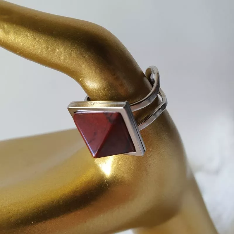 la bague réglable pyramide est en acier inoxydable argenté avec pierre naturelle jaspe la bague réglable pyramide est en acier inoxydable argenté avec pierre naturelle jaspe