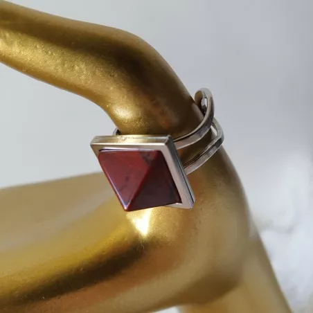 la bague réglable pyramide est en acier inoxydable argenté avec pierre naturelle jaspe
