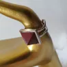 la bague réglable pyramide est en acier inoxydable argenté avec pierre naturelle jaspe