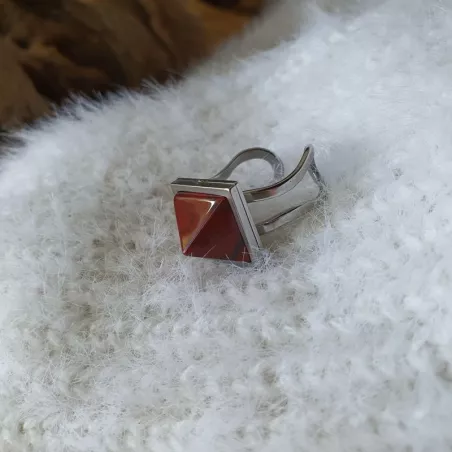 la bague réglable pyramide est en acier inoxydable argenté avec pierre naturelle jaspe