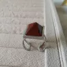 la bague réglable pyramide est en acier inoxydable argenté avec pierre naturelle jaspe