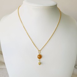 Un collier à la pierre orange et or.