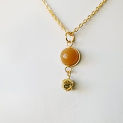 Un collier à la pierre orange et or.