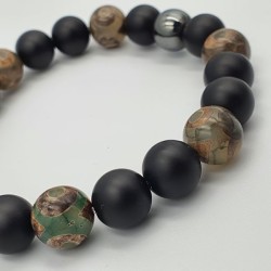 Bracelet en perles de pierres rondes.
