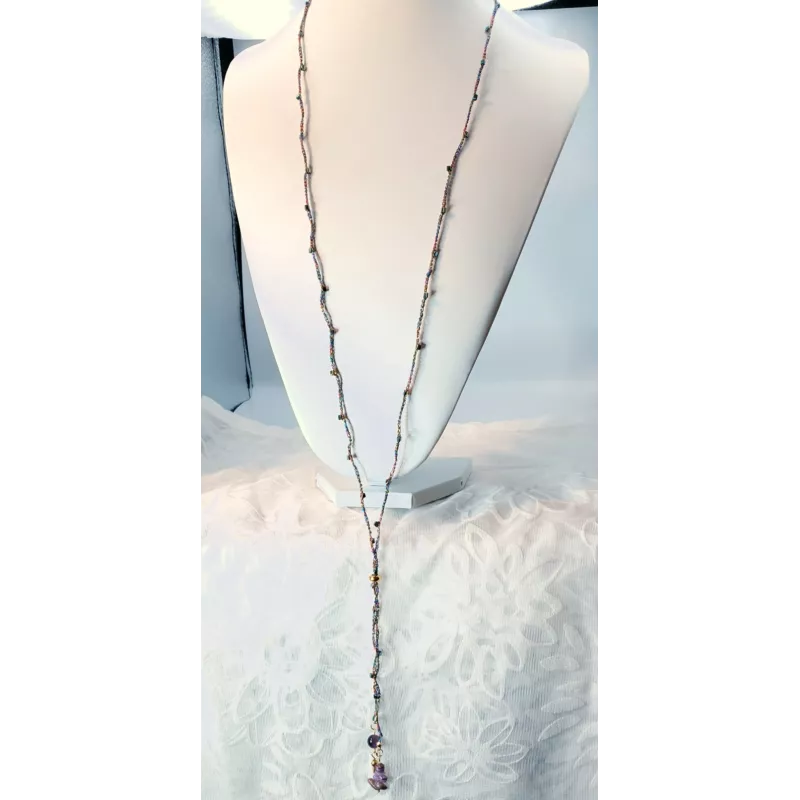 Collier sautoir Oriane porté sur buste