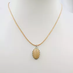 Collier fin avec pendentif cabochon ovale ouvragé