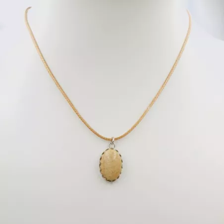 Collier fin avec pendentif cabochon ovale ouvragé