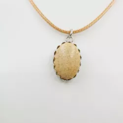 Collier fin avec pendentif cabochon ovale ouvragé