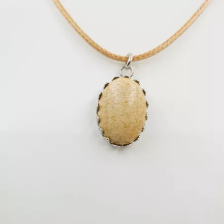 Collier fin avec pendentif cabochon ovale ouvragé