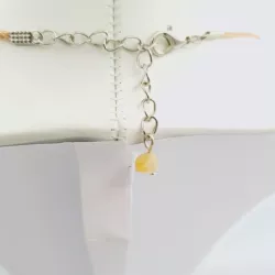 Collier fin avec pendentif cabochon ovale ouvragé