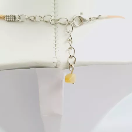 Collier fin avec pendentif cabochon ovale ouvragé