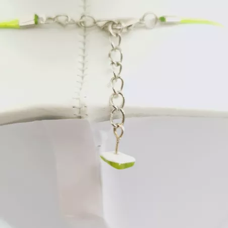 Collier fin avec pendentif cabochon ovale ouvragé