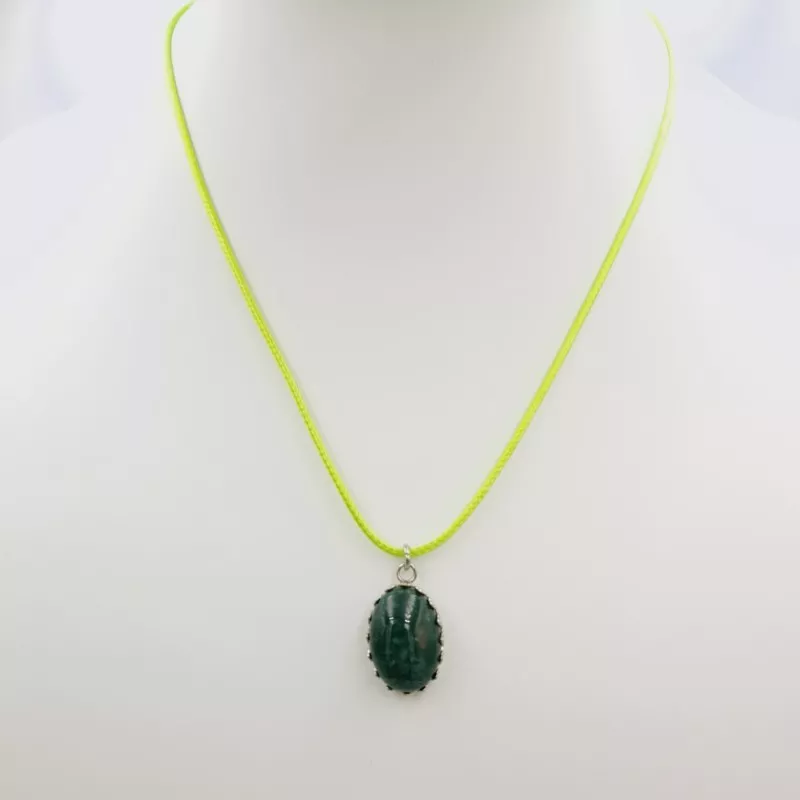 Collier fin avec pendentif cabochon ovale ouvragé