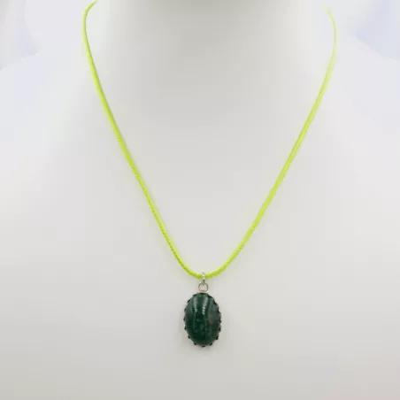 Collier fin avec pendentif cabochon ovale ouvragé