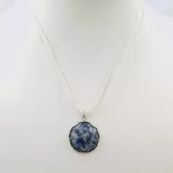 Collier avec pendentif cabochon rond