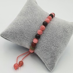 Un bracelet avec des perles de pierre