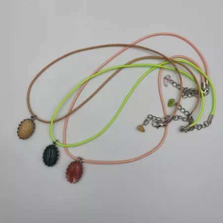 Collier fin avec pendentif cabochon ovale ouvragé