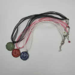 Collier avec pendentif cabochon rond