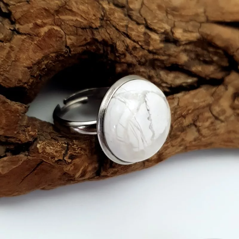 Bague Milet réglable, acier inoxydable argent, avec un beau cabochon en pierre naturelle howlite