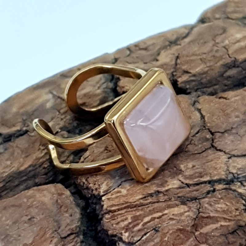 Bague Victoria en acier inoxydable doré et cabochon carré en quartz