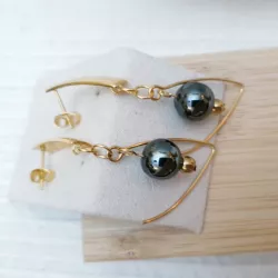 Boucles d'oreilles asymétriques avec perles en hématite