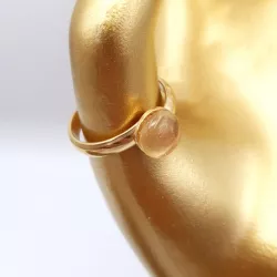 la bague gentiane, ajustable et ornée d'une pierre naturelle citrine, est en acier inoxydable doré.