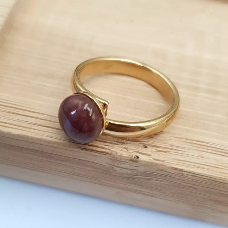 la bague gentiane, ajustable et ornée d'une pierre naturelle jaspe rouge, est en acier inoxydable doré.