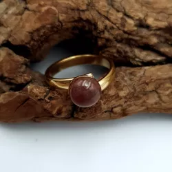 la bague gentiane, ajustable et ornée d'une pierre naturelle jaspe rouge, est en acier inoxydable doré.