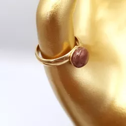 la bague gentiane, ajustable et ornée d'une pierre naturelle jaspe rouge, est en acier inoxydable doré.