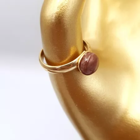 la bague gentiane, ajustable et ornée d'une pierre naturelle jaspe rouge, est en acier inoxydable doré.