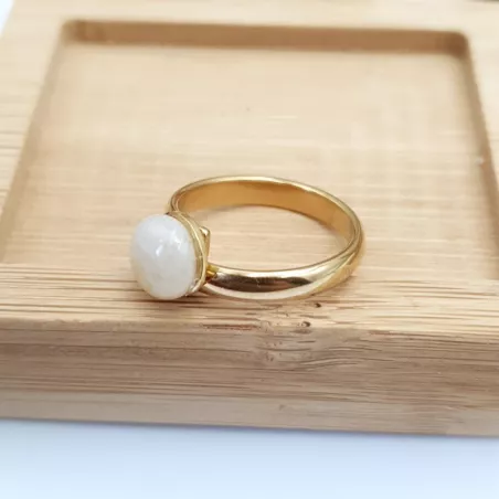 bague gentiane, ajustable et ornée d'une pierre naturelle quartz blanc, en acier inoxydable doré.