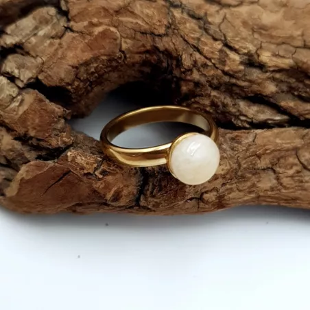 bague gentiane, ajustable et ornée d'une pierre naturelle quartz blanc, en acier inoxydable doré.