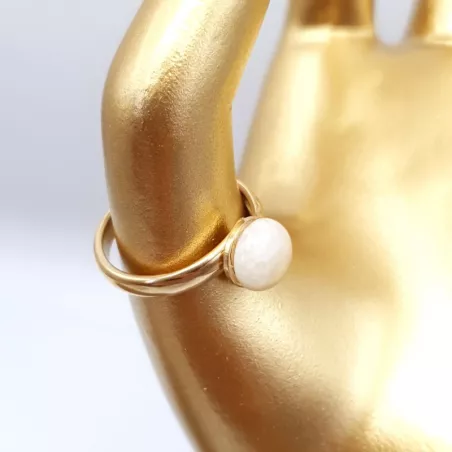 bague gentiane, ajustable et ornée d'une pierre naturelle quartz blanc, en acier inoxydable doré.