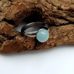 la bague gentiane, ajustable et ornée d'une pierre naturelle aventurine, est en acier inoxydable argenté.