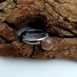 la bague gentiane, ajustable et ornée d'une pierre naturelle agate, est en acier inoxydable argenté.