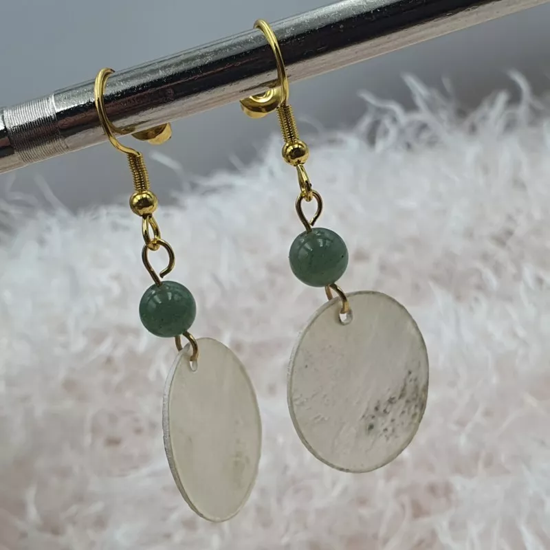 Boucles d'oreilles pendants en nacre, choisissez votre couleur or ou argent et votre pierre :) Boucles d'oreilles pendants en nacre, choisissez votre couleur or ou argent et votre pierre :)