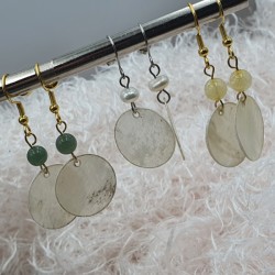 Boucles d'oreilles pendants en nacre, choisissez votre couleur or ou argent et votre pierre :)