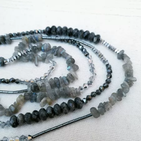 Collier long multi-pierres