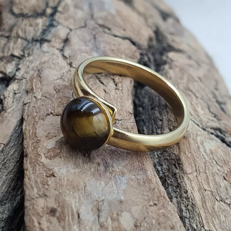 bague gentiane, ajustable et ornée d'une pierre naturelle oeil de tigre, en acier inoxydable doré.