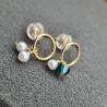 Boucles d'oreilles asymétriques avec perles et cristal vert. 

