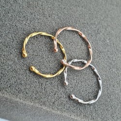 Des Bagues anneaux ouverts torsadés, en argent couleur trio. 
Sélectionnez la couleur de votre cho