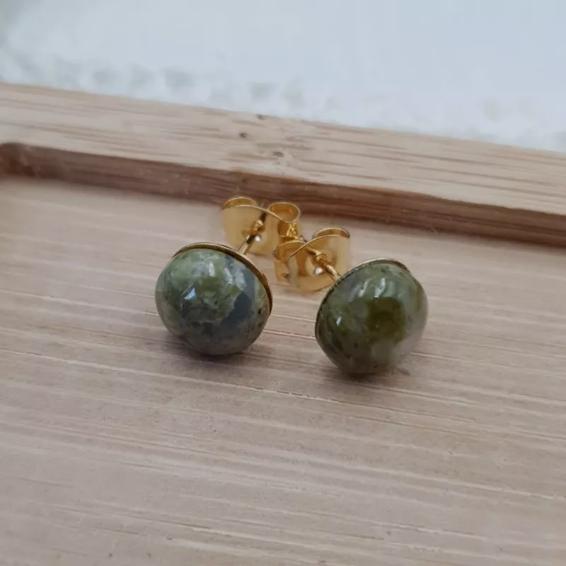 Boucles d'oreilles types clous avec pierres cabochons
ou n'hésitez pas à commander :) la pierre de votre choix. Boucles d'oreilles types clous avec pierres cabochons
ou n'hésitez pas à commander :) la pierre de votre choix.