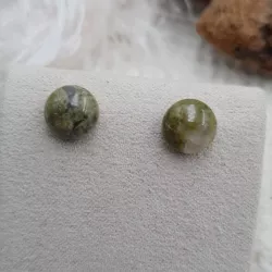 Boucles d'oreilles types clous avec pierres cabochons
ou n'hésitez pas à commander :) la pierre de votre choix.
