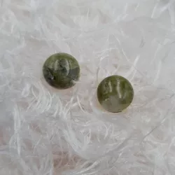 Boucles d'oreilles types clous avec pierres cabochons
ou n'hésitez pas à commander :) la pierre de votre choix.