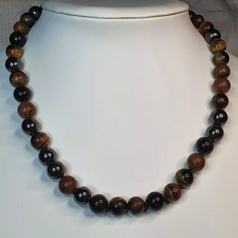 Collier avec des perles de pierres naturelles et bois, fait main.
Avec noeuds entre chaque pierre.
Conta Collier avec des perles de pierres naturelles et bois, fait main.
Avec noeuds entre chaque pierre.
Conta