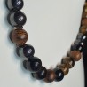 Collier avec des perles de pierres naturelles et bois, fait main.
Avec noeuds entre chaque pierre.
Conta