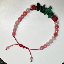 Bracelet fil avec noeud coulissant avec pierres naturelles, tout de rose ou presque.
Contactez-moi pour une com